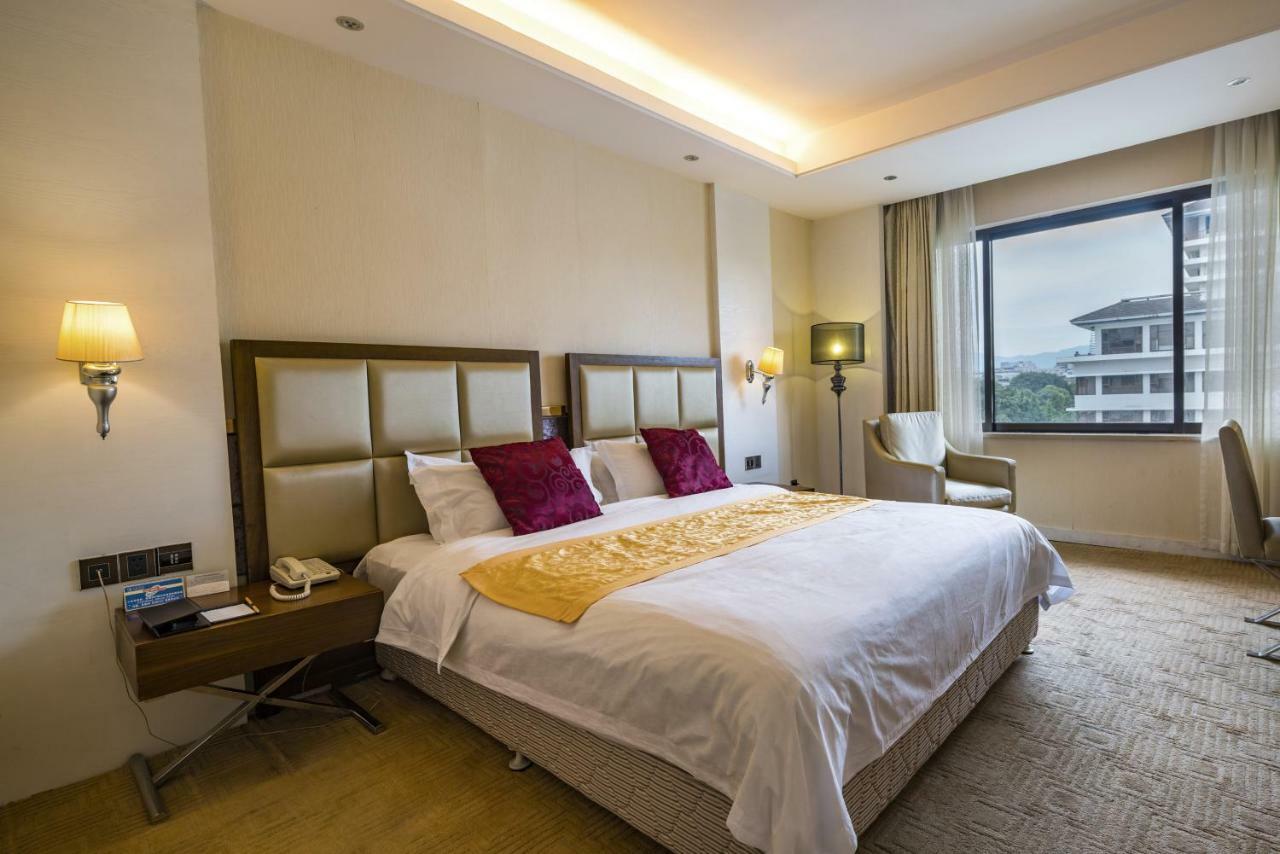Guilin Ronghu Hotel Room photo
